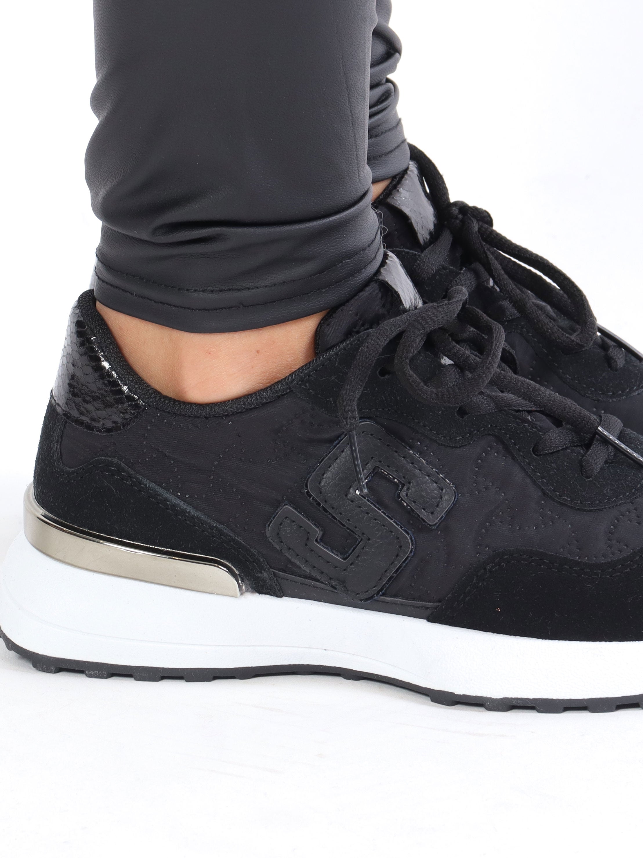 Line - Sneakers med detaljer i ormtryck - Black